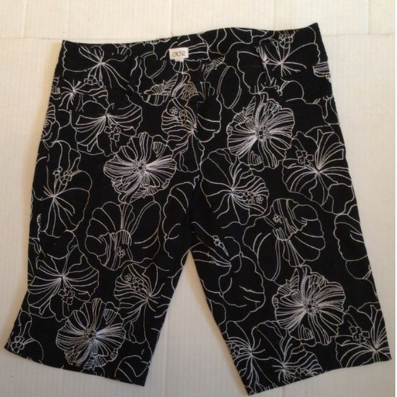 Cache Bermuda Black White Flowers Shorts - Picture 9 of 10